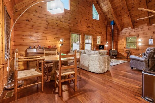 Peaceful 2-Bedroom Cabin near Lake Hope State Park in the Hocking Hills Region