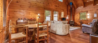 Peaceful 2-Bedroom Cabin near Lake Hope State Park in the Hocking Hills Region