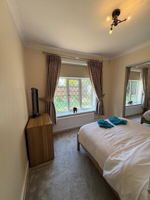 3 bedrooms, iron/ironing board, free WiFi, bed sheets