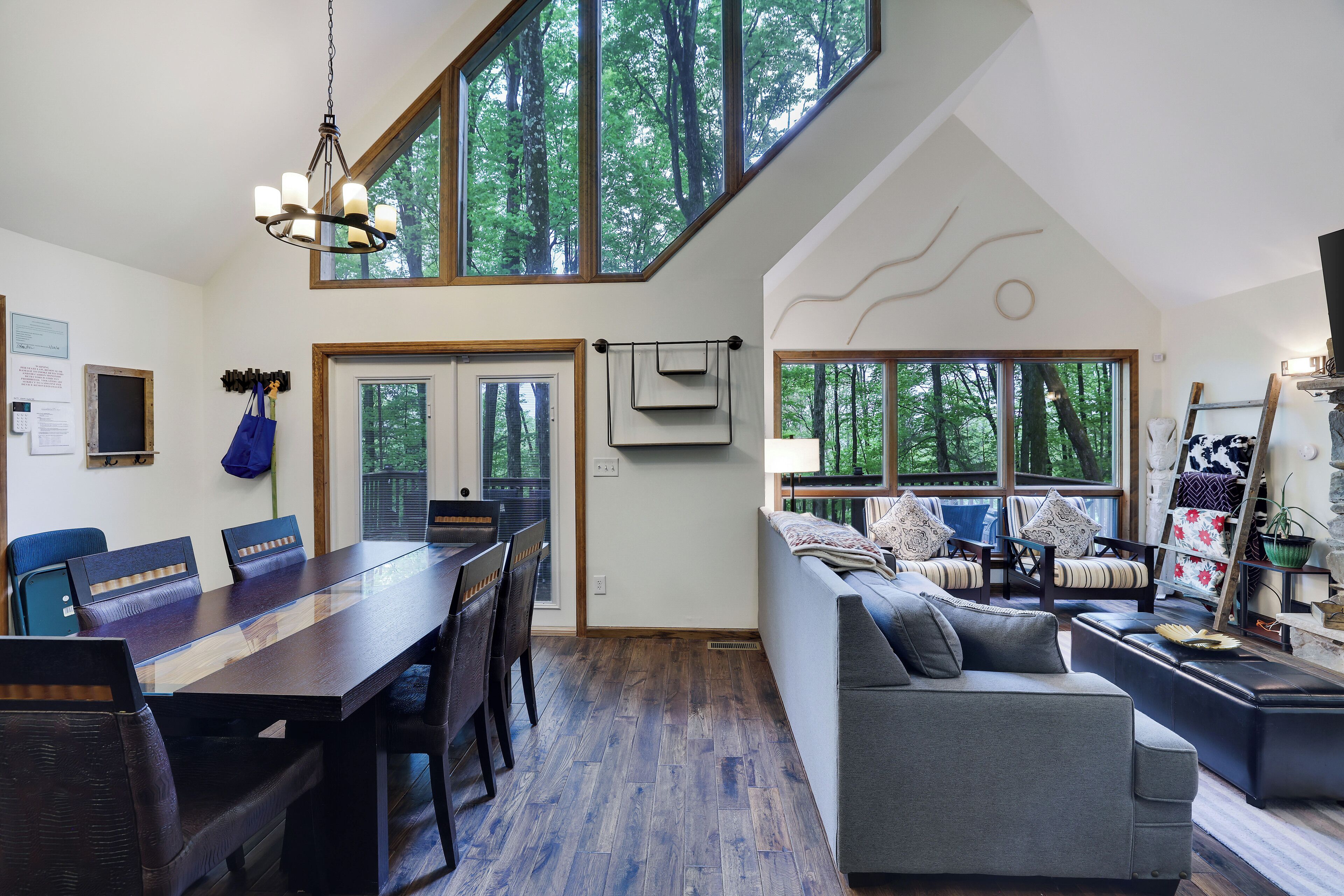 TV connectée, cheminée, baby-foot