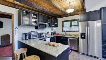 冰箱、微波炉、烤箱、炉灶