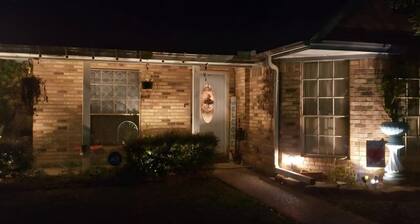 Charming 3-bedroom house with WiFi and AC in Orange with a pool