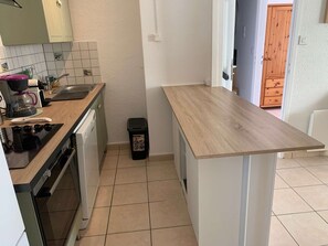 Réfrigérateur, micro-ondes, lave-vaisselle, grille-pain