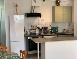 Réfrigérateur, micro-ondes, lave-vaisselle, grille-pain