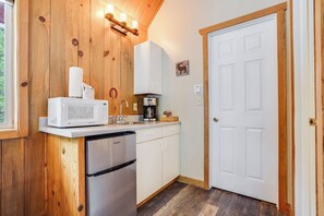 Kühlschrank, Mikrowelle, Wasserkocher mit Kaffee-/Teezubehör, Toaster