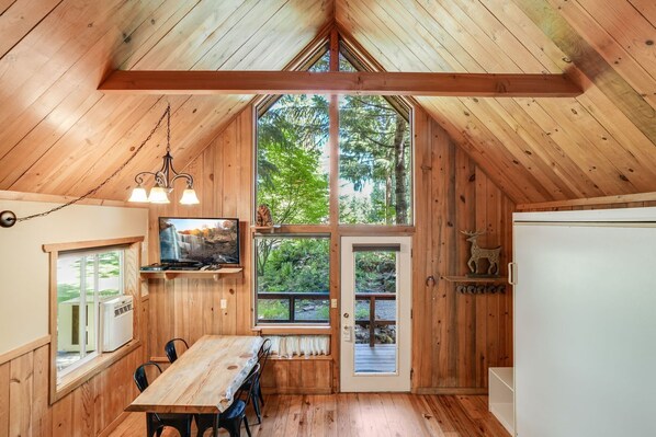 Interior - Beautiful Cabin With Partial Views of Mt. Adams (Trout Lake)
