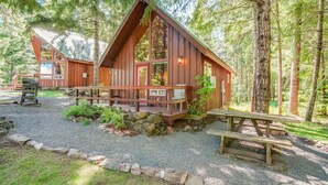 A cabin with a deck, a picnic table, and a grill area. - Beautiful Cabin With Partial Views of Mt. Adams (Trout Lake)
