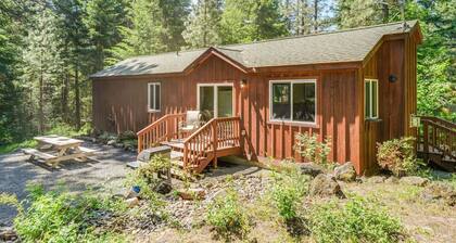 Comfy Cabin for R&R in Trout Lake Near Mt. Adams