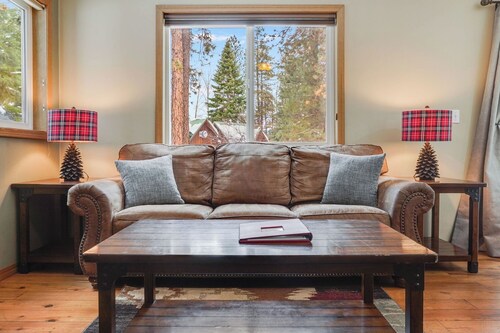 Comfy Cabin for R&R in Trout Lake Near Mt. Adams