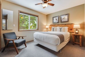 2 bedrooms, iron/ironing board, WiFi, bed sheets - Comfy Cabin for R&R in Trout Lake Near Mt. Adams (Trout Lake)