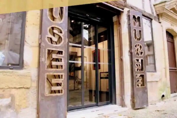 Exterior detail - Stylish City Pad – Walk to All (Bergerac)