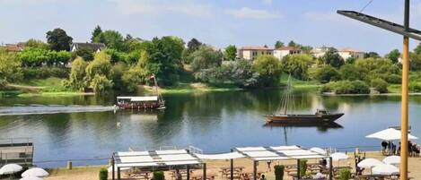 تناول الطعام بالخارج