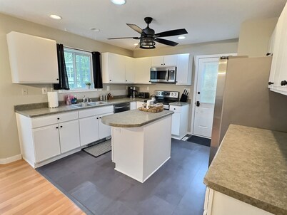 The Sawyer Hideaway - 3BR 2B w/ Hot Tub & Fire Pit