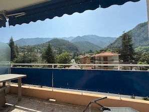 Outdoor dining - T2 LOCATED ON THE 3RD FLOOR WITH ELEVATOR WITH LARGE TERRACE AND OPEN VIEW (VERNET LES BAINS)