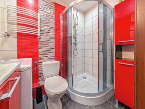 Douche, séchoir à cheveux, serviettes fournies