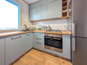 Réfrigérateur, four à micro-ondes, un four, surface de cuisson