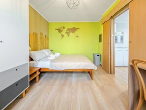 2 bedrooms, iron/ironing board, WiFi, bed sheets