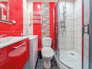 Douche, sĂšche-cheveux, serviettes fournies