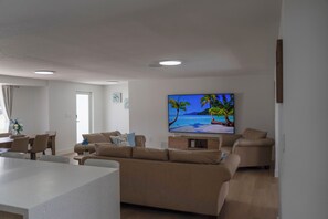 Smart-tv och ett bordtennisbord