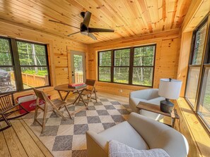 Smart TV, fireplace, offices - Luxury + Private + Hot Tub + Bocce + Walk to Swallow Falls (Oakland)