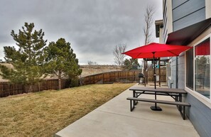 Outdoor dining - Spacious 5-bedroom house with WiFi, AC in enchanting Colorado Springs (Colorado Springs)