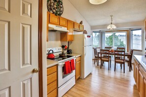 Microwave, oven, stovetop, dishwasher - Spacious 5-bedroom house with WiFi, AC in enchanting Colorado Springs (Colorado Springs)