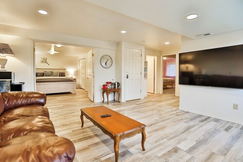 Spacious 5-bedroom house with WiFi, AC in enchanting Colorado Springs