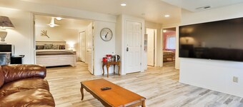 Spacious 5-bedroom house with WiFi, AC in enchanting Colorado Springs
