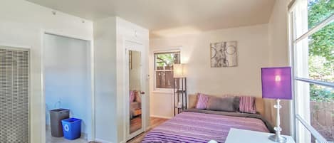 1 bedroom, desk, WiFi, bed sheets