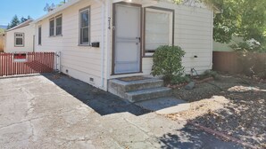 Une maison mobile de plain-pied avec une porte d’entrée, un petit porche et une boîte aux lettres.