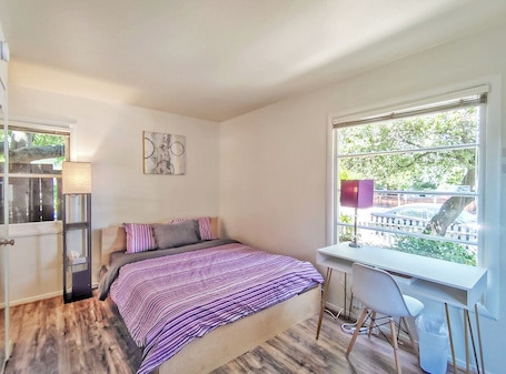 1 bedroom, desk, WiFi, bed sheets. 214A - Cozy Studio with AC & Kitchen near Stanford