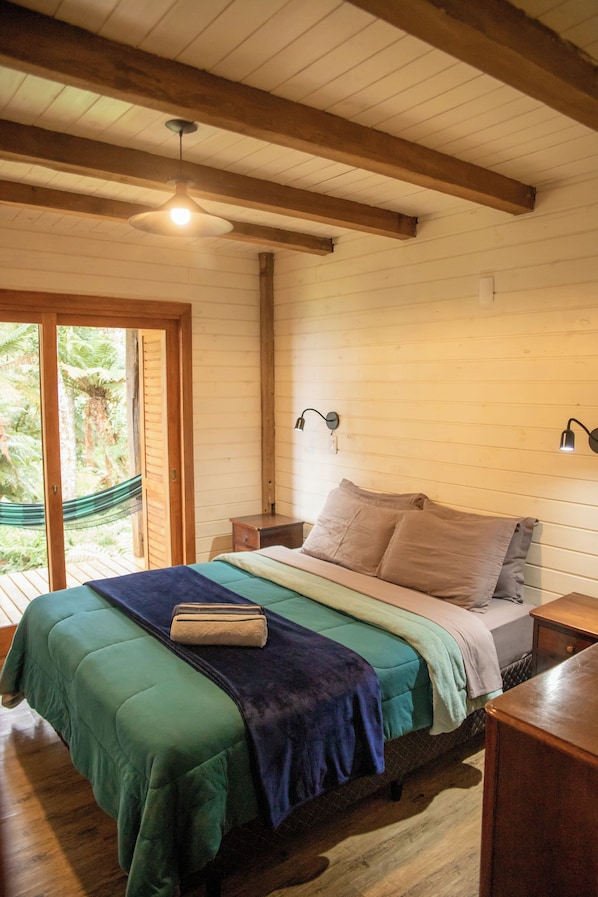 3 bedrooms, desk, free WiFi, bed sheets
