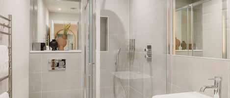 Douche, sèche-cheveux, serviettes fournies