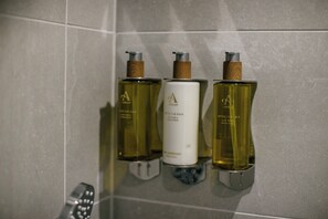 Douche, sèche-cheveux, serviettes fournies
