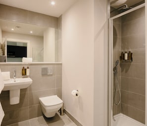 Douche, sèche-cheveux, serviettes fournies