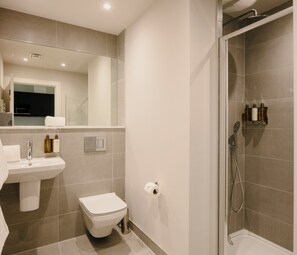 Dusch, hårtork och handdukar