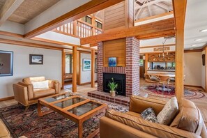 Smart TV, chimenea, libros