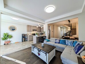 Smart TV, fireplace - OTTAWA/KANATA, next door to Canadian Tire Centre Arena & TANGER & 417 & COSTCO (Stittsville)