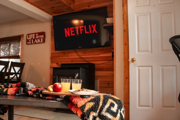 Welcome to the Lakeview Haven. Fully equipped living room with cozy sitting