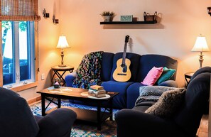 Smart TV, lareira, livros, monitores de computador