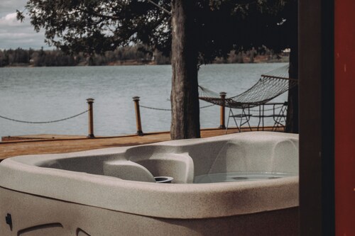 Kingston Varty Lake Cabin: Hot Tub •Fire Pit •BBQ