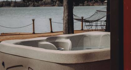 Kingston Varty Lake Cabin: Hot Tub •Fire Pit •BBQ