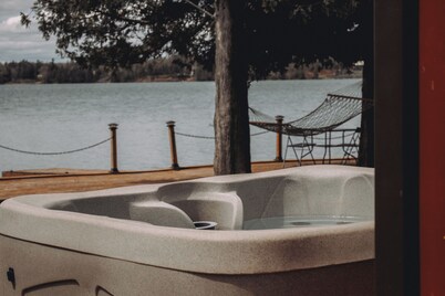 Kingston Varty Lake Cabin: Hot Tub •Fire Pit •BBQ