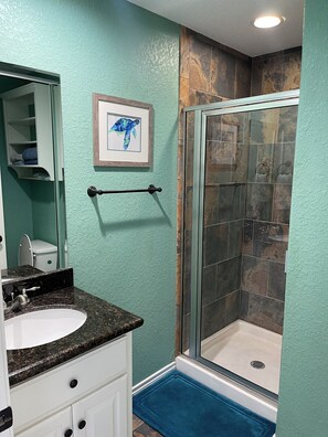 Dusche, Handtücher, Toilettenpapier