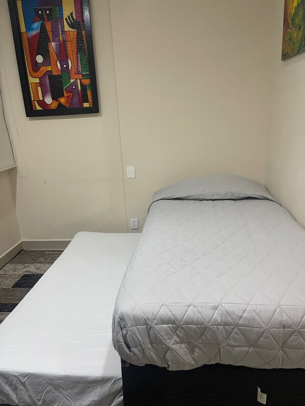 3 dormitoris, planxa i posts de planxar i roba de llit 