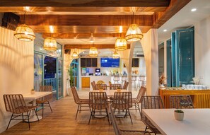 Reception - Adra Hostel Peten (Flores)