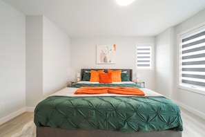 3 bedrooms, iron/ironing board, travel cot, free WiFi - ExoticLUSHquietRetreatKingBed|WIFI|Parking|WEM (Edmonton)