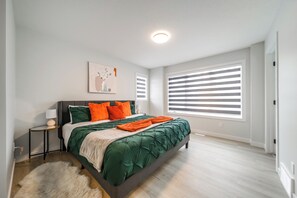 3 bedrooms, iron/ironing board, travel cot, free WiFi - ExoticLUSHquietRetreatKingBed|WIFI|Parking|WEM (Edmonton)