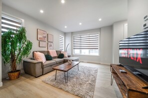 Smart TV - ExoticLUSHquietRetreatKingBed|WIFI|Parking|WEM (Edmonton)