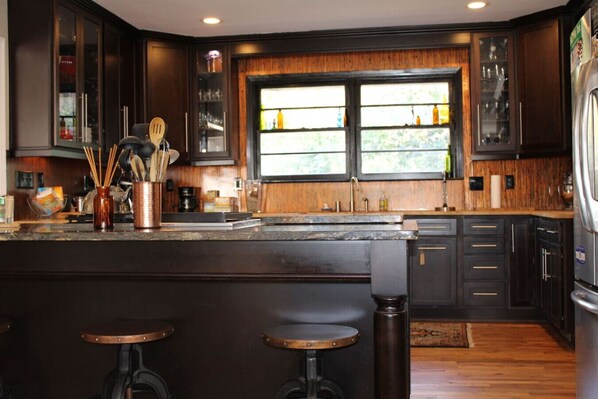 Fridge, microwave, oven, stovetop - Cozy Home near Five Points (Columbia)